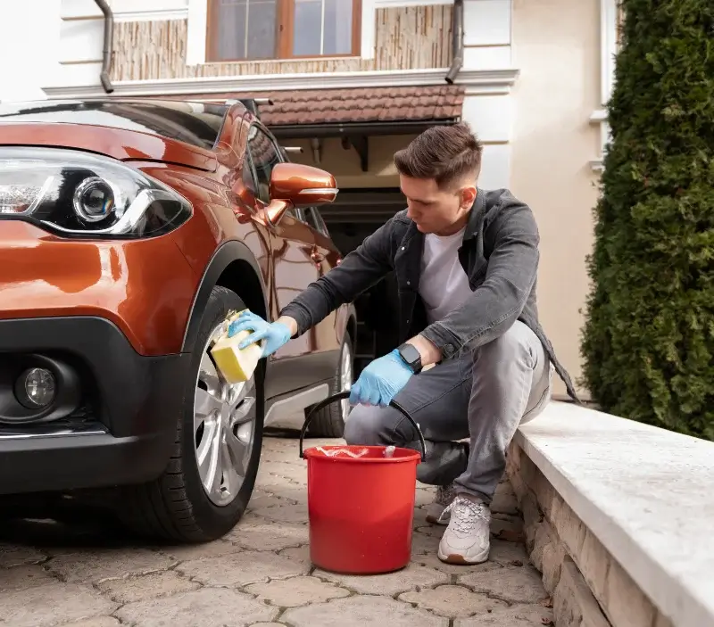 Lavage auto à domicile Faucon-de-Barcelonnette : professionnel intervenant sur un véhicule